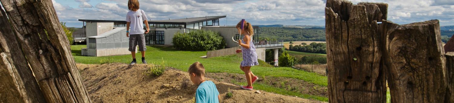 Enfants à proximité de la Caverne du Dragon-Musée du Chemin des Dames (Aisne)