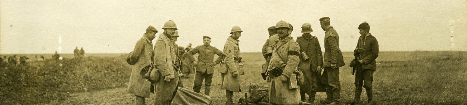 Brancardiers du 144e d'infanterie et les prisonniers boches capturés à Hurtebize, transportant des grands blessés.