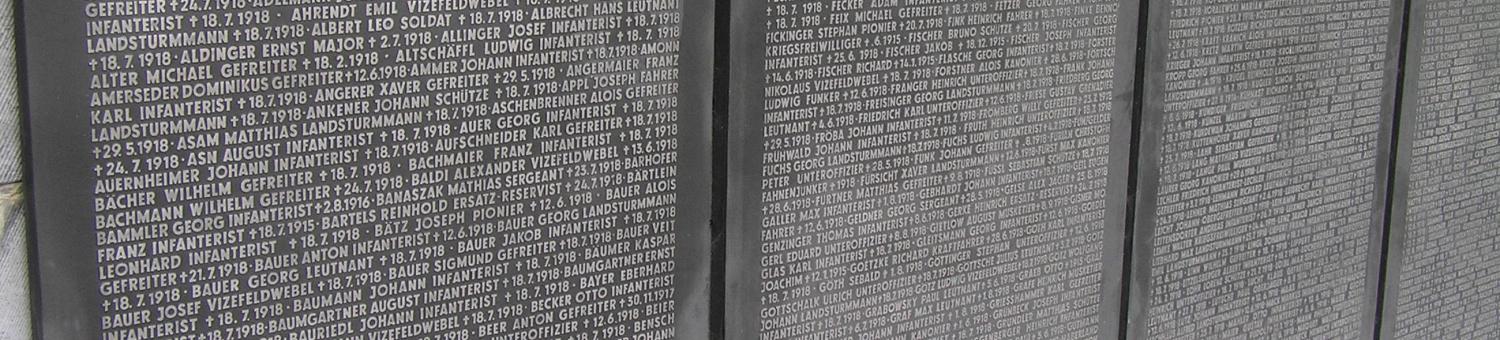Plaques des 4 fosses communes du cimetière allemand de Vauxbuin, avec les noms des 5557 soldats allemands inhumés. 