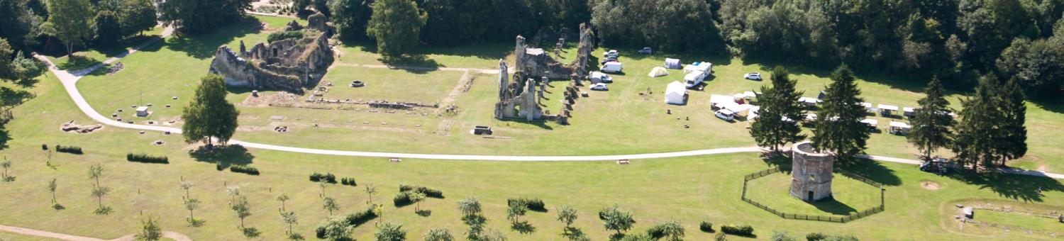 Vue aérienne sur le Chemin des Dames : l'abbaye de Vauclair (Aisne)