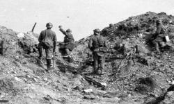 Soldat français lançant des grenades sur les tranchées allemandes, entre Cerny et Ailles (Aisne)
