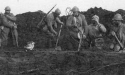 Soldats français creusant et dégageant le terrain gagné aux allemands, Chemin des Dames (1917)