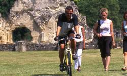 Marcheurs et vététistes à l'abbaye de Vauclair (Aisne)