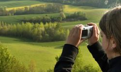 Enfant photographiant le paysage depuis les terrasses de la Caverne du Dragon-Musée du Chemin des Dames (Aisne)