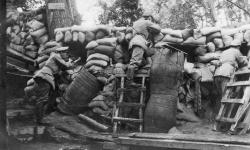 Soldats allemands, tireurs d'élite, gardant une barricade.