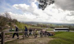 Groupe de visiteurs sur le plateau de Californie à Craonne (Aisne).