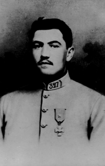 HENRI JOSEPH HUMBERT AVEC SON UNIFORME DU 327E RI ET SA CROIX DE GUERRE OBTENUE LE 14 SEPT. 1916