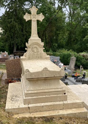 Tombe DOUCET Adrien Gaston cimetière de Saint Pierre de Bailleul Tombe DOUCET Adrien Gaston cimetière de Saint Pierre de Bailleul