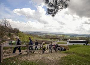 Groupe de visiteurs sur le plateau de Californie à Craonne (Aisne).