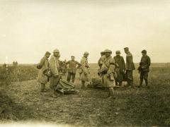 Brancardiers du 144e d'infanterie et les prisonniers boches capturés à Hurtebize, transportant des grands blessés.