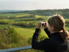 Enfant photographiant le paysage depuis les terrasses de la Caverne du Dragon-Musée du Chemin des Dames (Aisne)