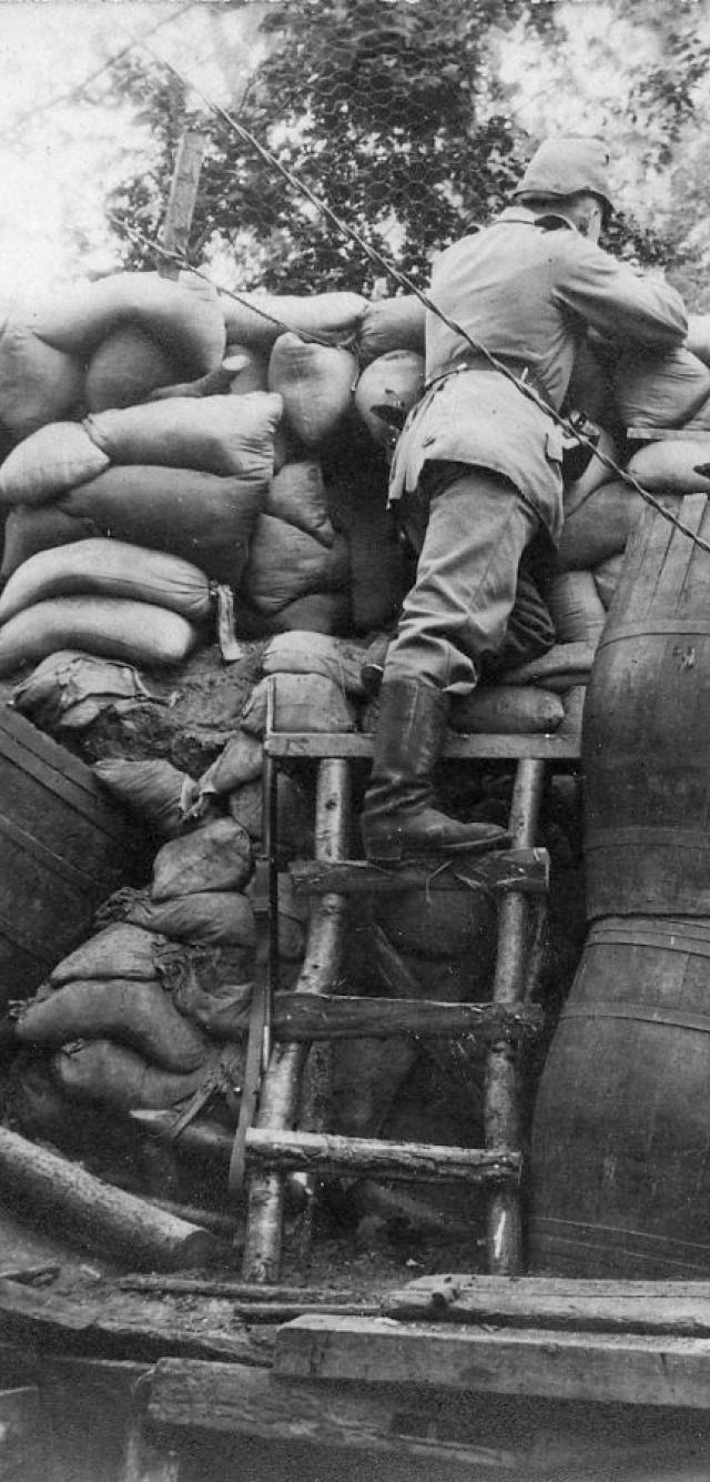 Soldats allemands, tireurs d'élite, gardant une barricade.