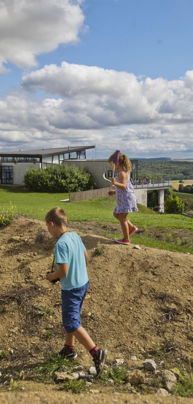 Enfants à proximité de la Caverne du Dragon-Musée du Chemin des Dames (Aisne)